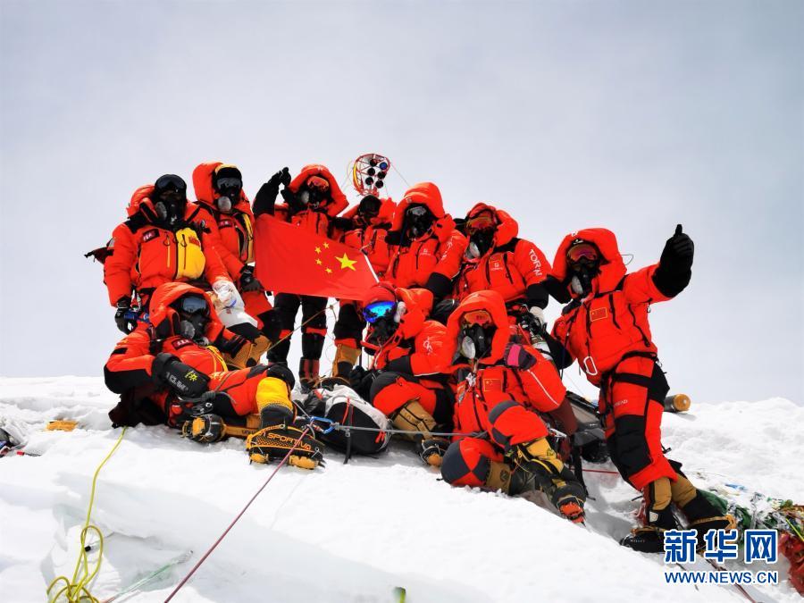 China e Nepal divulgam nova altura do Monte Qomolangma