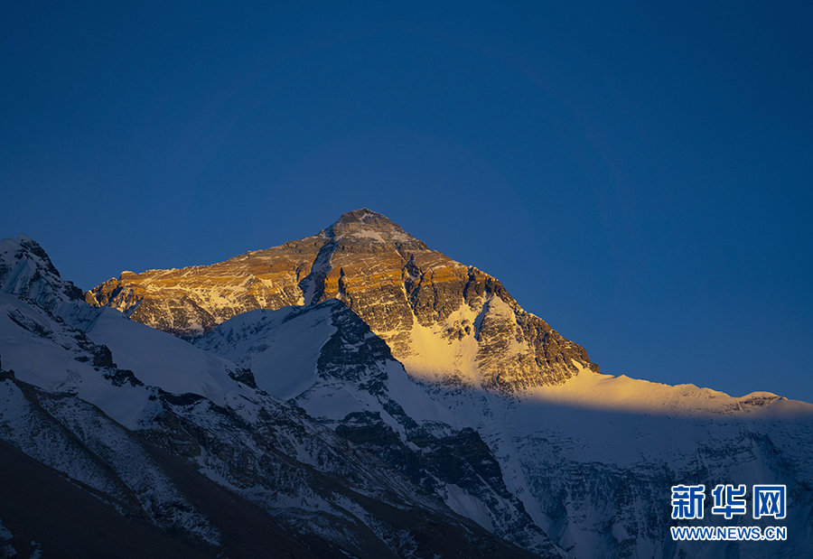 China e Nepal divulgam nova altura do Monte Qomolangma