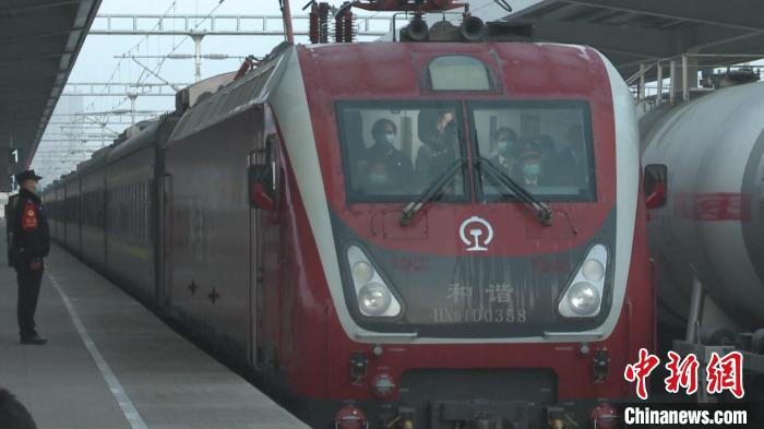 Importante ferrovia entra em operação no oeste da China