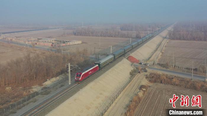 Importante ferrovia entra em operação no oeste da China