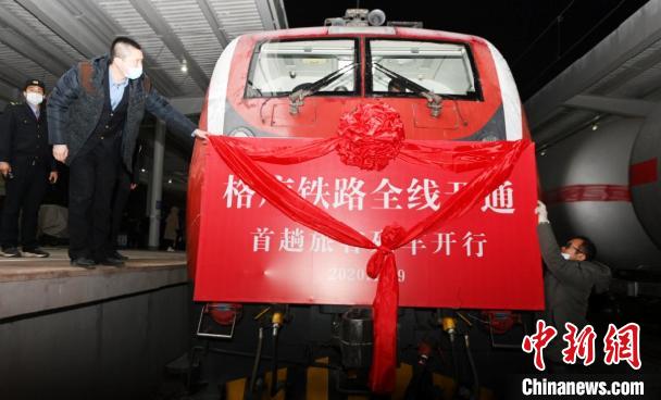 Importante ferrovia entra em operação no oeste da China