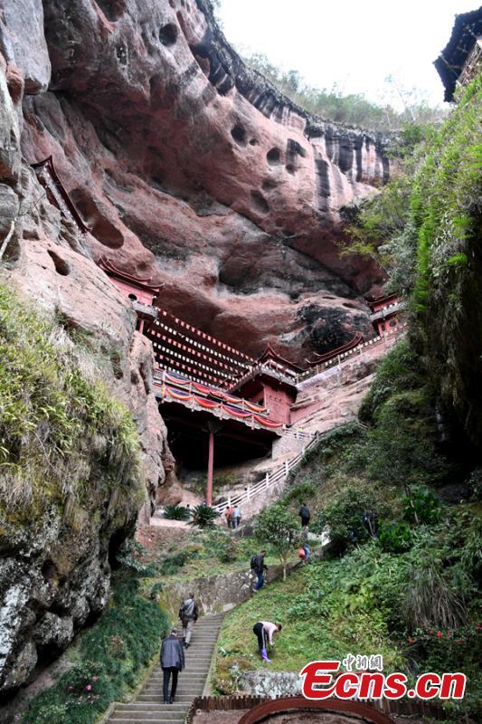 Galeria: Templo de 800 anos permanece suspenso em penhasco