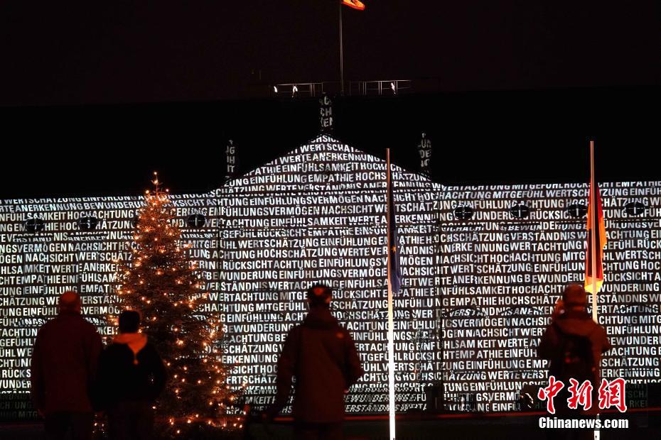 Palácio presidencial alemão é iluminado com mensagens em prol do combate à pandemia