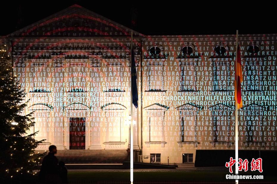 Palácio presidencial alemão é iluminado com mensagens em prol do combate à pandemia