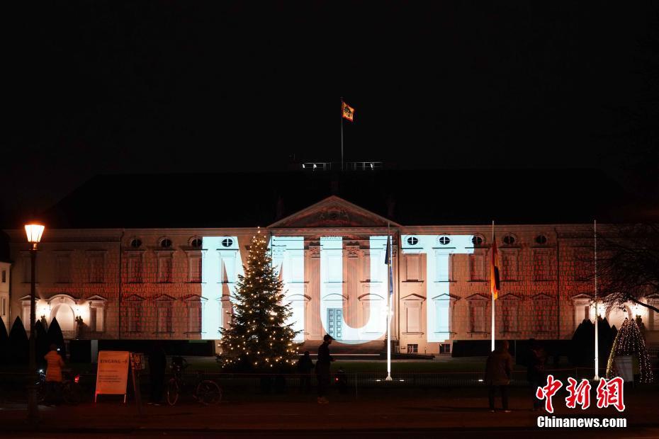 Palácio presidencial alemão é iluminado com mensagens em prol do combate à pandemia