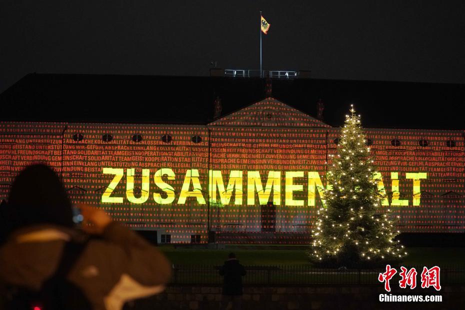 Palácio presidencial alemão é iluminado com mensagens em prol do combate à pandemia