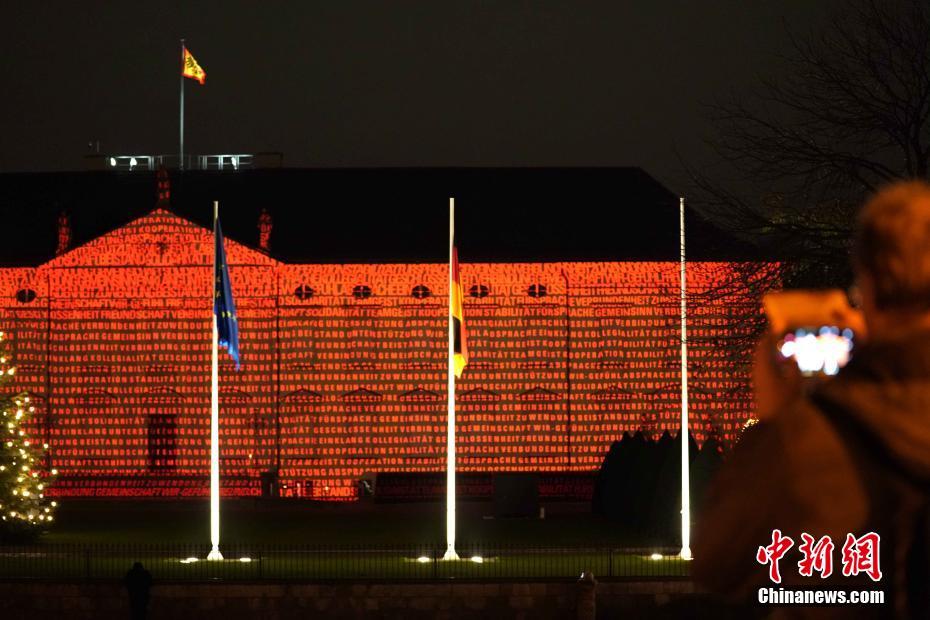 Palácio presidencial alemão é iluminado com mensagens em prol do combate à pandemia