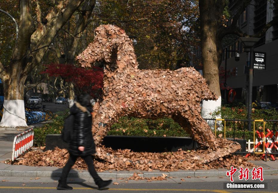 Hangzhou lança instalação artística de folhas outonais 