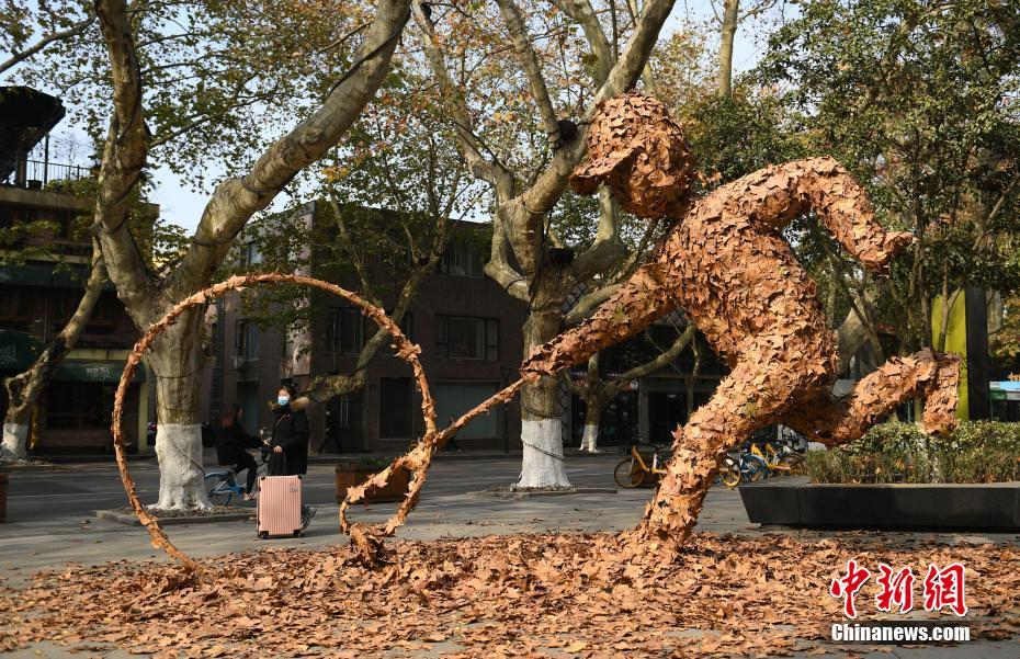 Hangzhou lança instalação artística de folhas outonais 