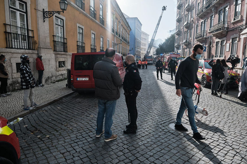 Explosão e desabamento de edifício deixa um desaparecido e cinco feridos em Lisboa