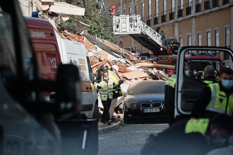 Explosão e desabamento de edifício deixa um desaparecido e cinco feridos em Lisboa