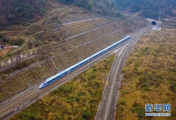 Tren-bala Fuxing inicia operação renovado no sudoeste da China