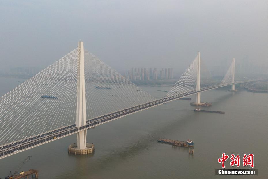 Nanjing inaugura quinta ponte sobre Rio Yangtzé