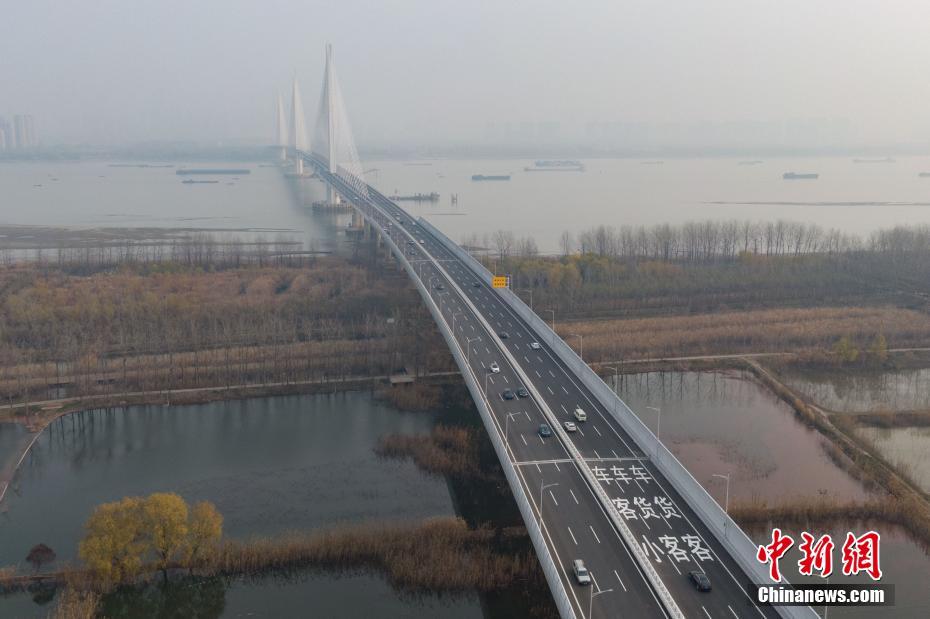 Nanjing inaugura quinta ponte sobre Rio Yangtzé