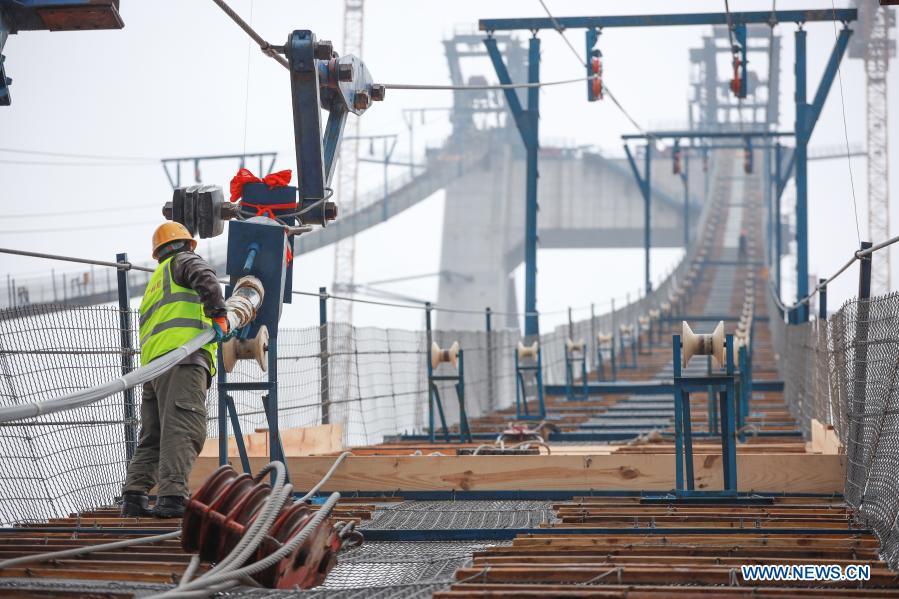 Grande Ponte do Lago Kaizhou em construção no sudoeste da China