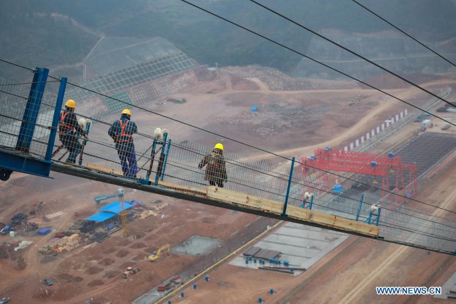 Grande Ponte do Lago Kaizhou em construção no sudoeste da China