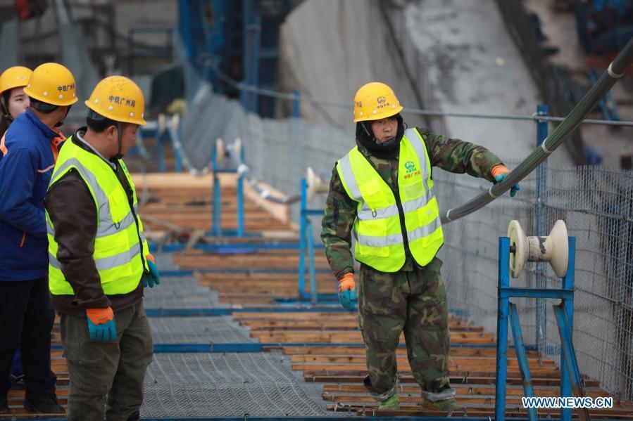 Grande Ponte do Lago Kaizhou em construção no sudoeste da China