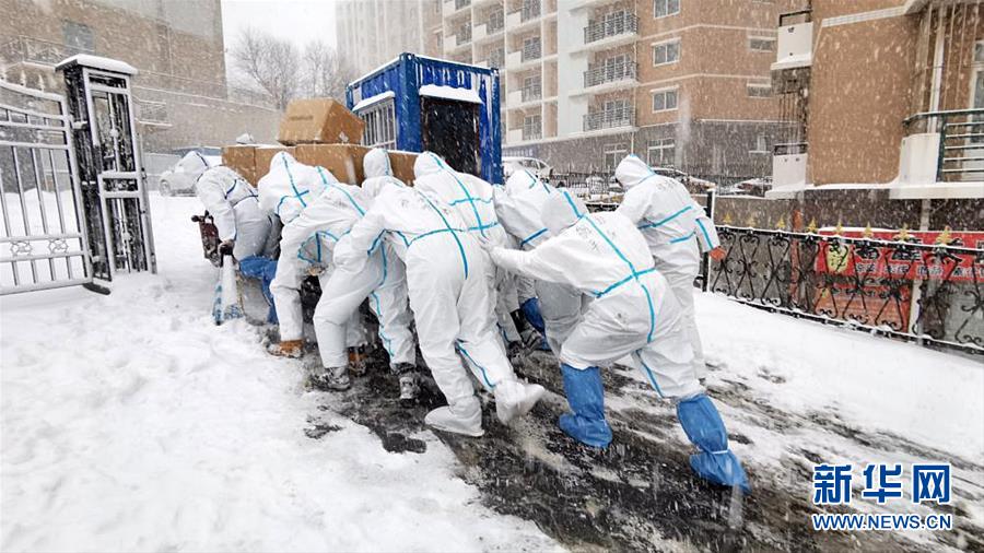 Voluntários universitários entregam suprimentos no vento forte e na neve