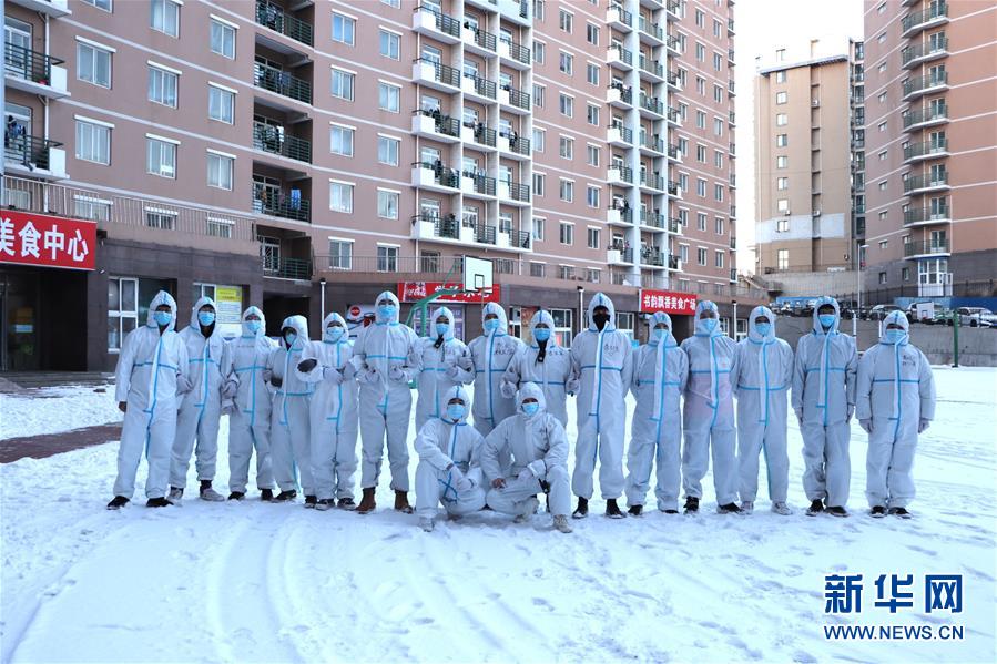 Voluntários universitários entregam suprimentos no vento forte e na neve