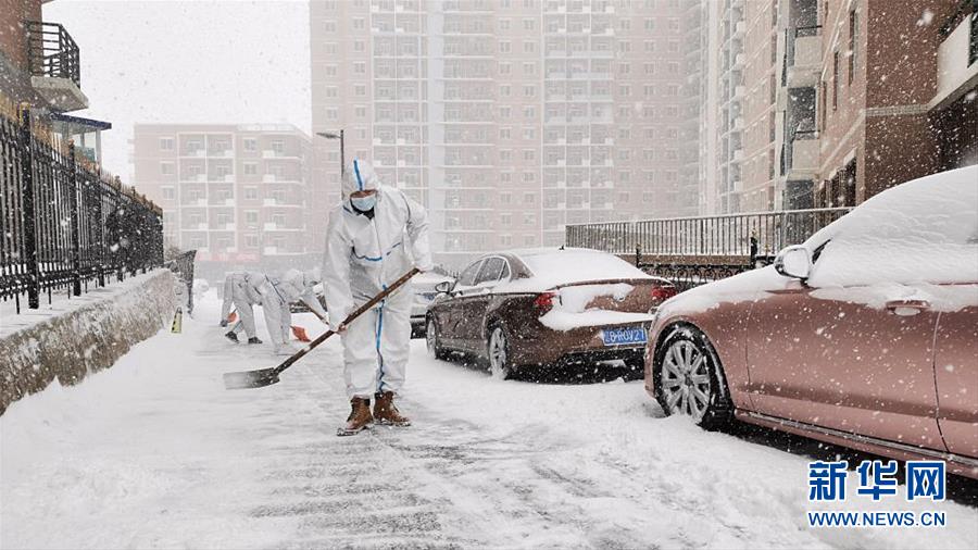 Voluntários universitários entregam suprimentos no vento forte e na neve