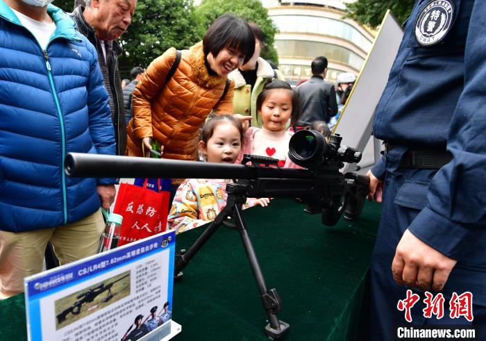 Equipamentos policiais exibidos no Dia Nacional da Polícia da China