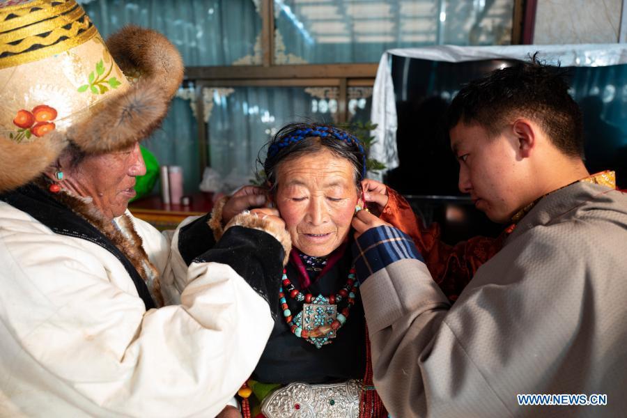 Aldeões tibetanos comemoram Ano Novo dos agricultores em novas residências