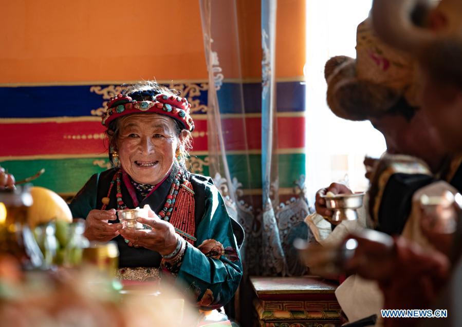 Aldeões tibetanos comemoram Ano Novo dos agricultores em novas residências