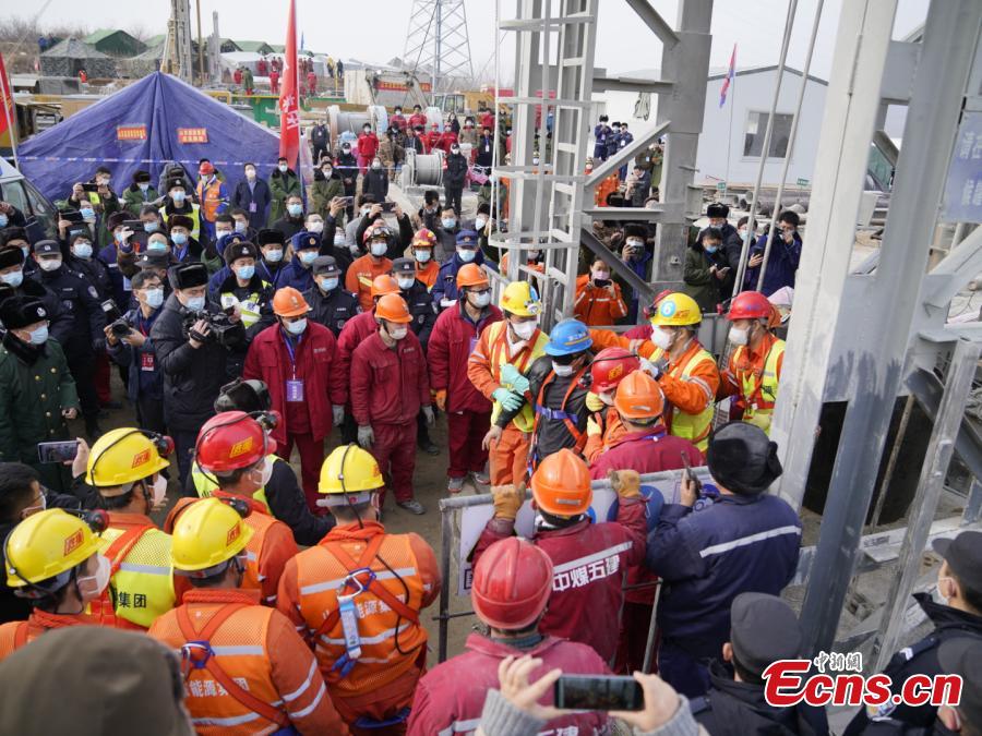 China: 11 mineiros resgatados 14 dias após explosão