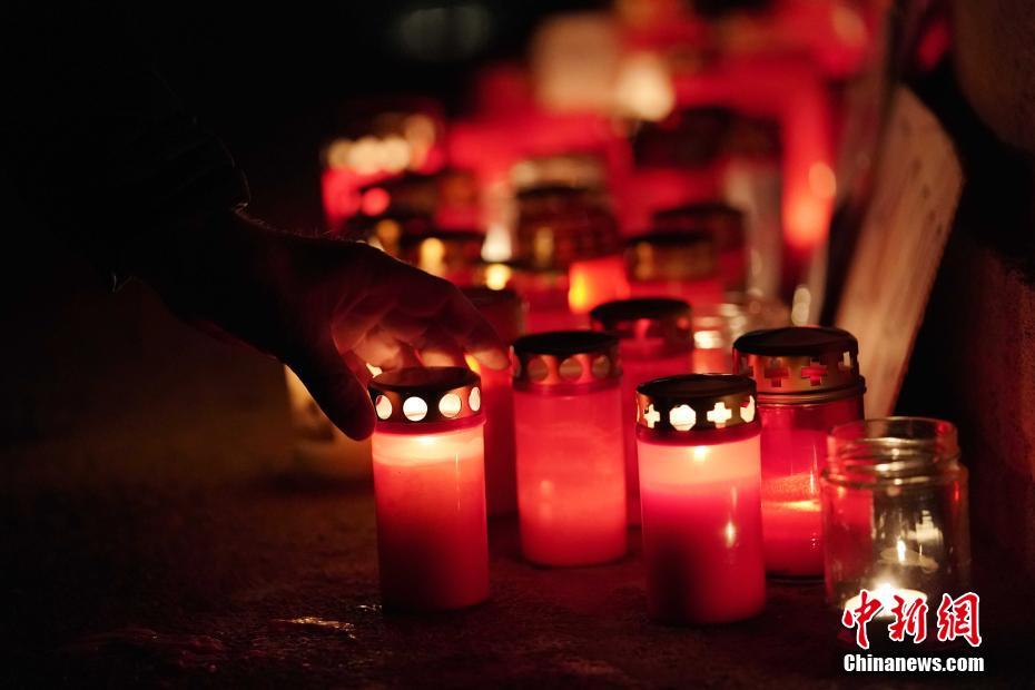 Alemanha: cidadãos de Berlim acendem luzes para homenagear vítimas da pandemia