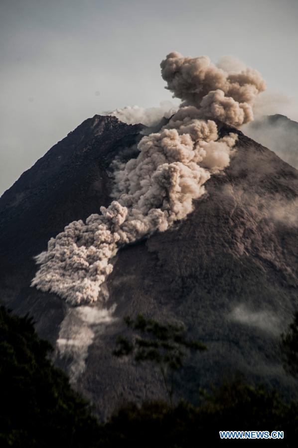 Indonésia: Merapi entra em erupção