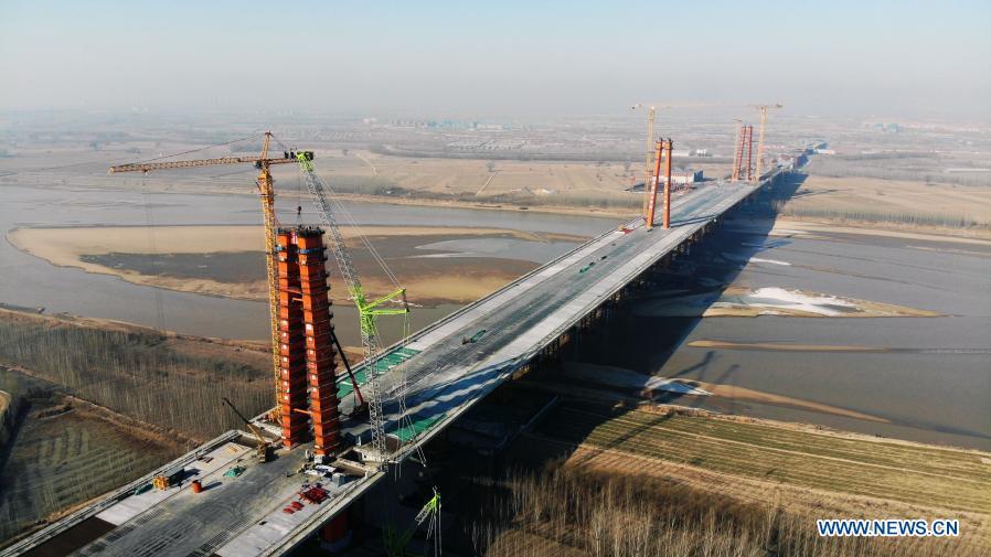 China avança com a construção da ponte suspensa de três torres mais longa do mundo 