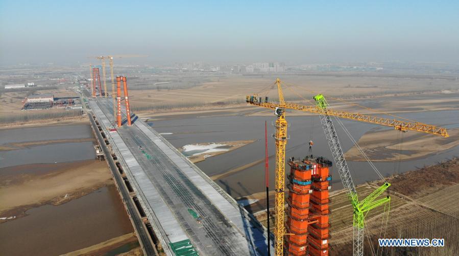 China avança com a construção da ponte suspensa de três torres mais longa do mundo 