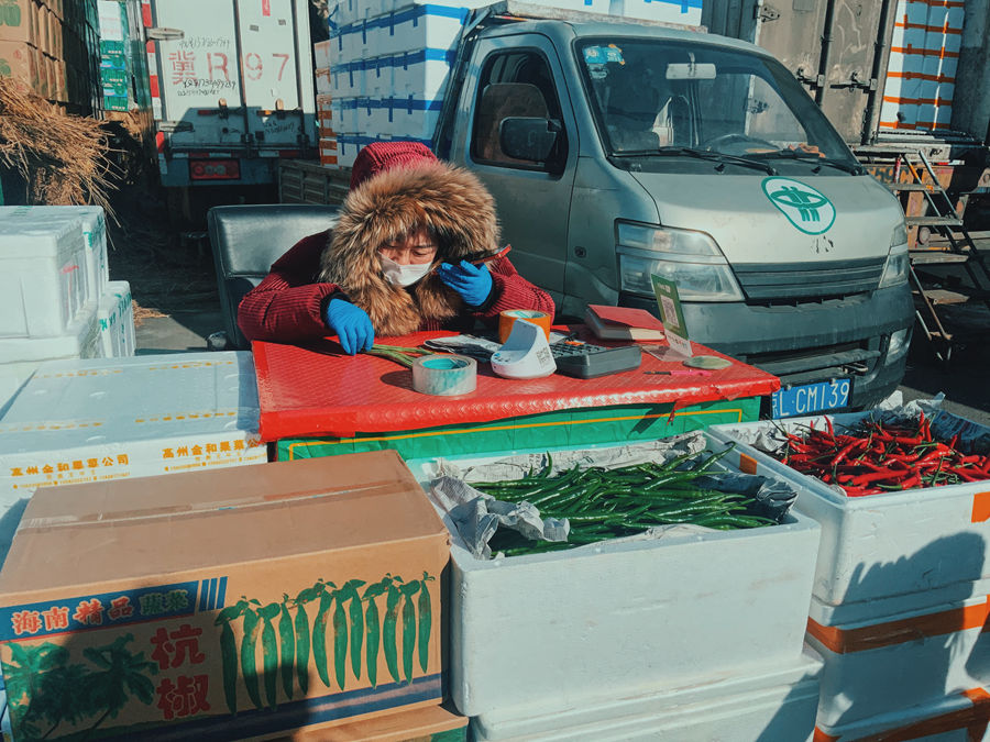 Maior mercado atacadista de Beijing recupera da epidemia de Covid-19

