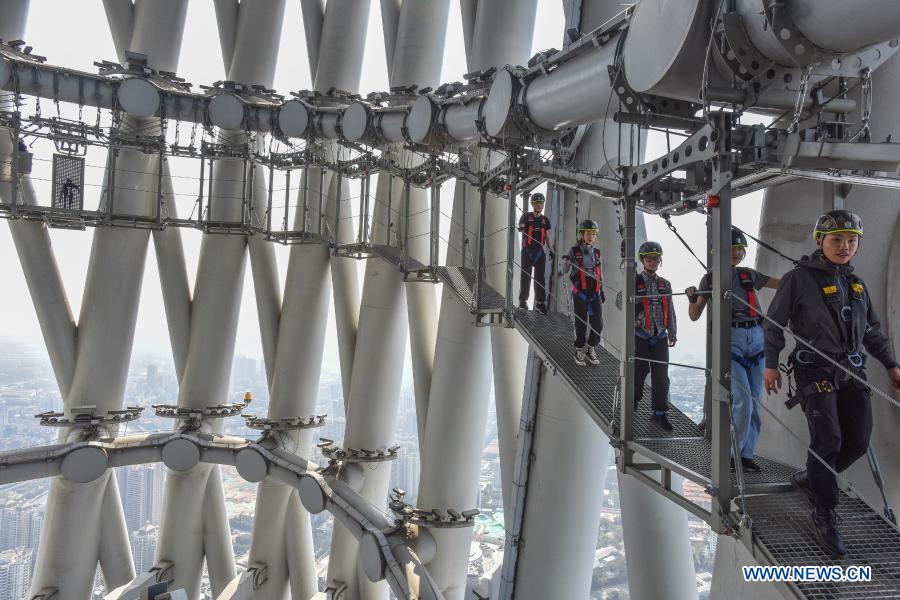 Nova oferta de diversão na torre de Guangzhou com grande adesão