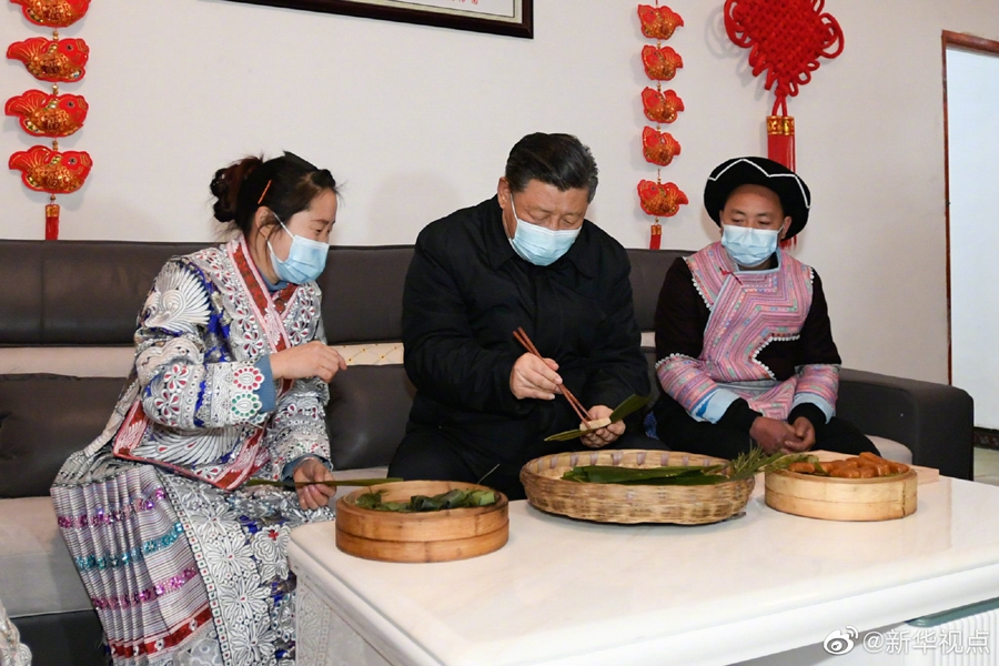 Xi faz lanche tradicional com aldeões

