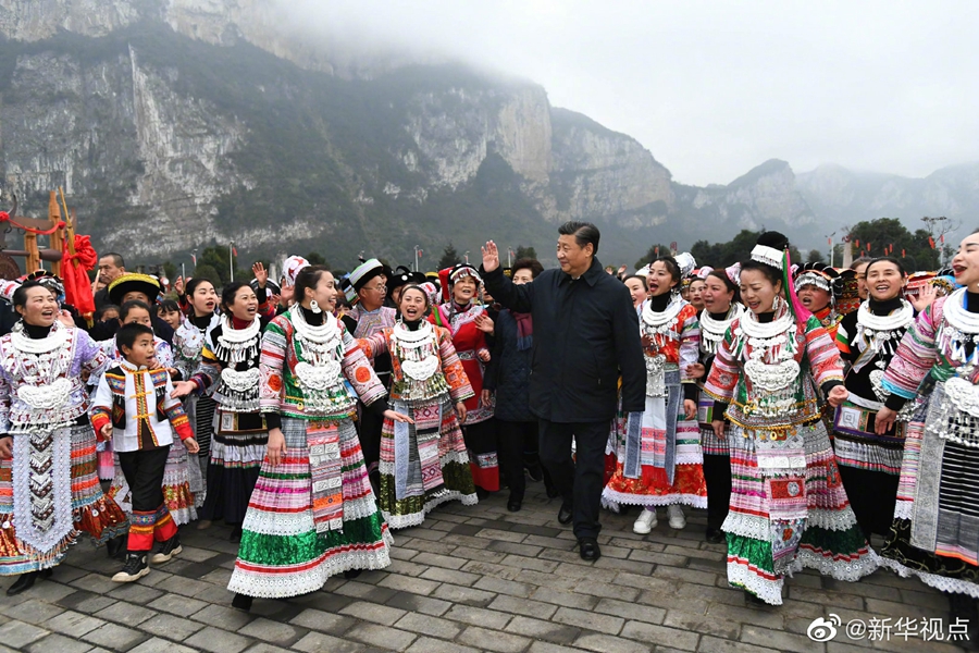 Xi aprova bordado Miao em visita à aldeia no sudoeste da China

