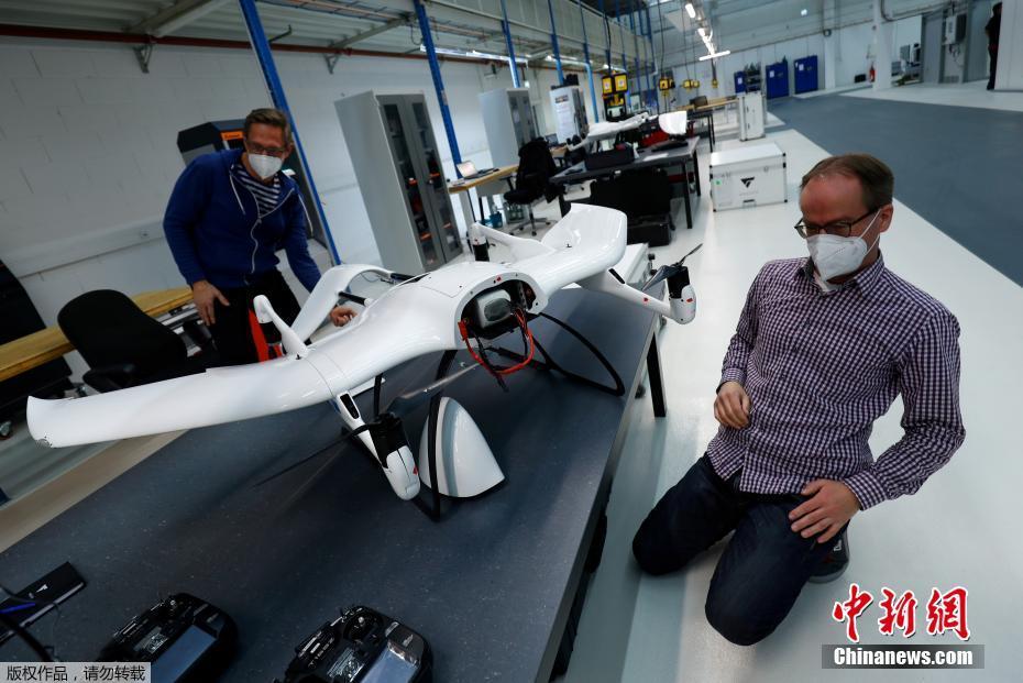 Drone de transporte de carga entrega vacinas contra a Covid-19