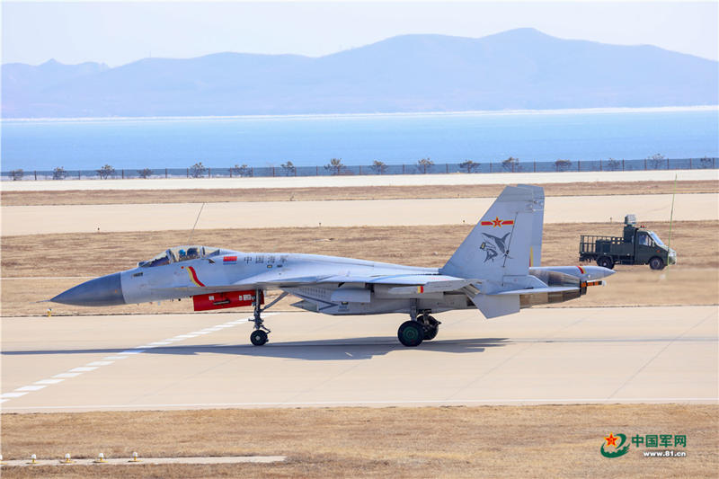 Pilotos cadetes realizam treinamento em caça multiuso J-15