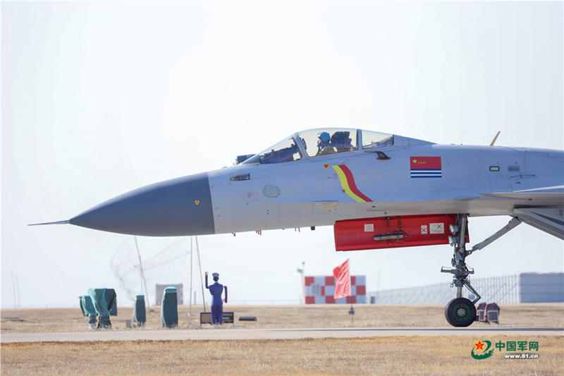 Pilotos cadetes realizam treinamento em caça multiuso J-15