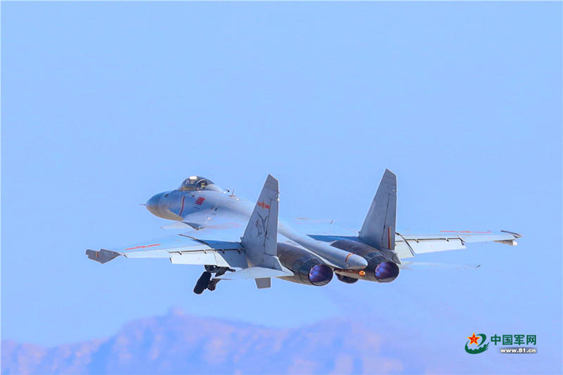 Pilotos cadetes realizam treinamento em caça multiuso J-15