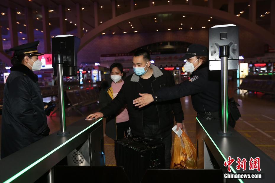 Cidade chinesa de Shijiazhuang retoma serviço ferroviário de passageiros

