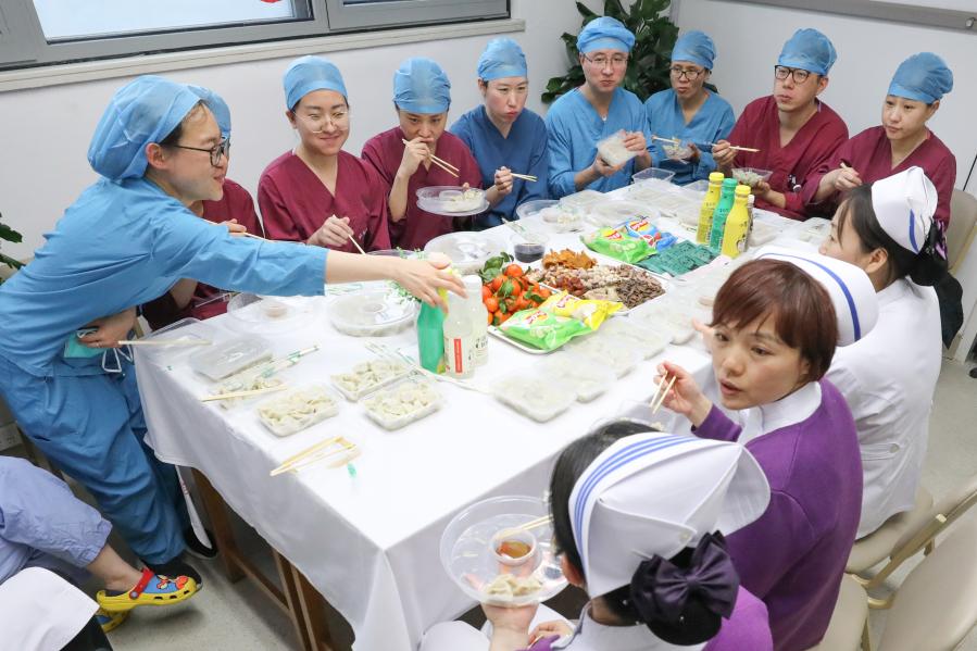 Chineses celebram a Festa da Primavera ao redor do país