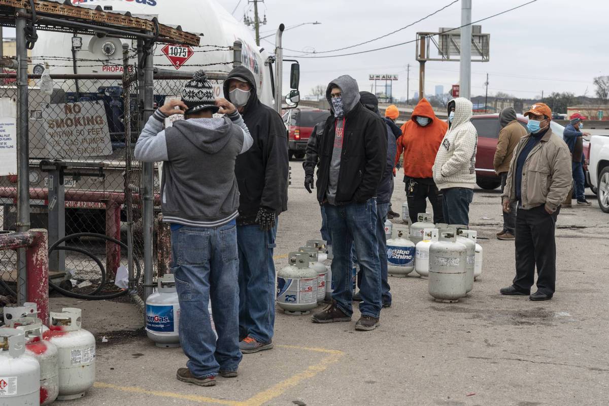 EUA: Mau tempo interrompe abastecimento causando escassez de alimentos no Texas