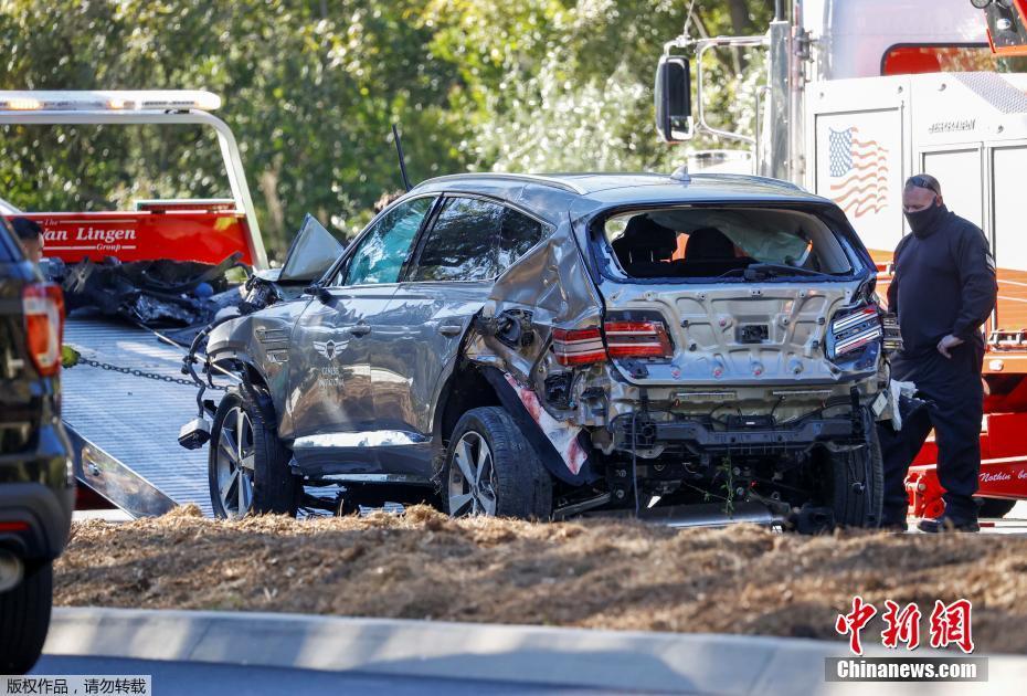 Golfista Tiger Woods sofre acidente de carro