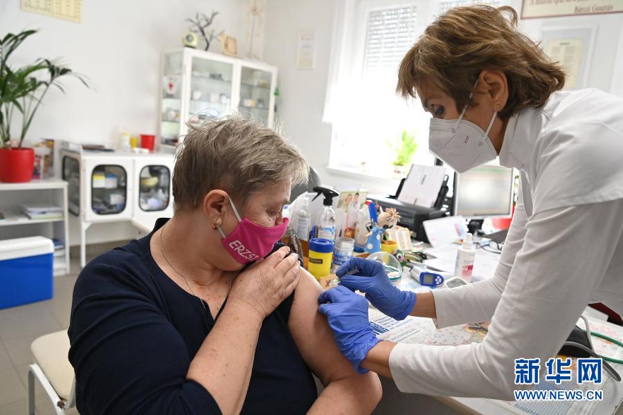 Hungria, que teme terceira onda da pandemia, começa a usar vacinas chinesas