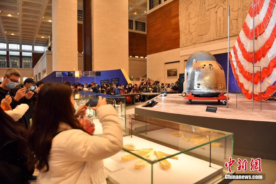 Exposição das amostras lunares atrai visitantes