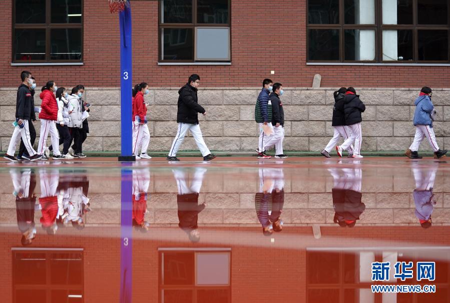 Escolas primárias e secundárias de Beijing voltam às aulas