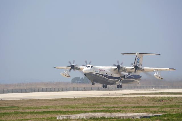 Aeronave anfíbia AG600 da China inicia testes de capacidade de combate à incêndios