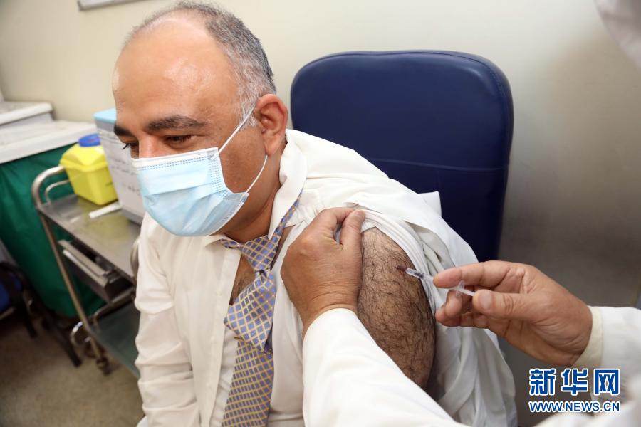  Equipe médica iraquiana toma vacina chinesa contra a Covid-19