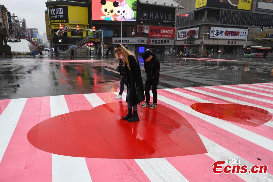 China: faixas de pedestres pintadas de rosa em comemoração do Dia Internacional da Mulher

